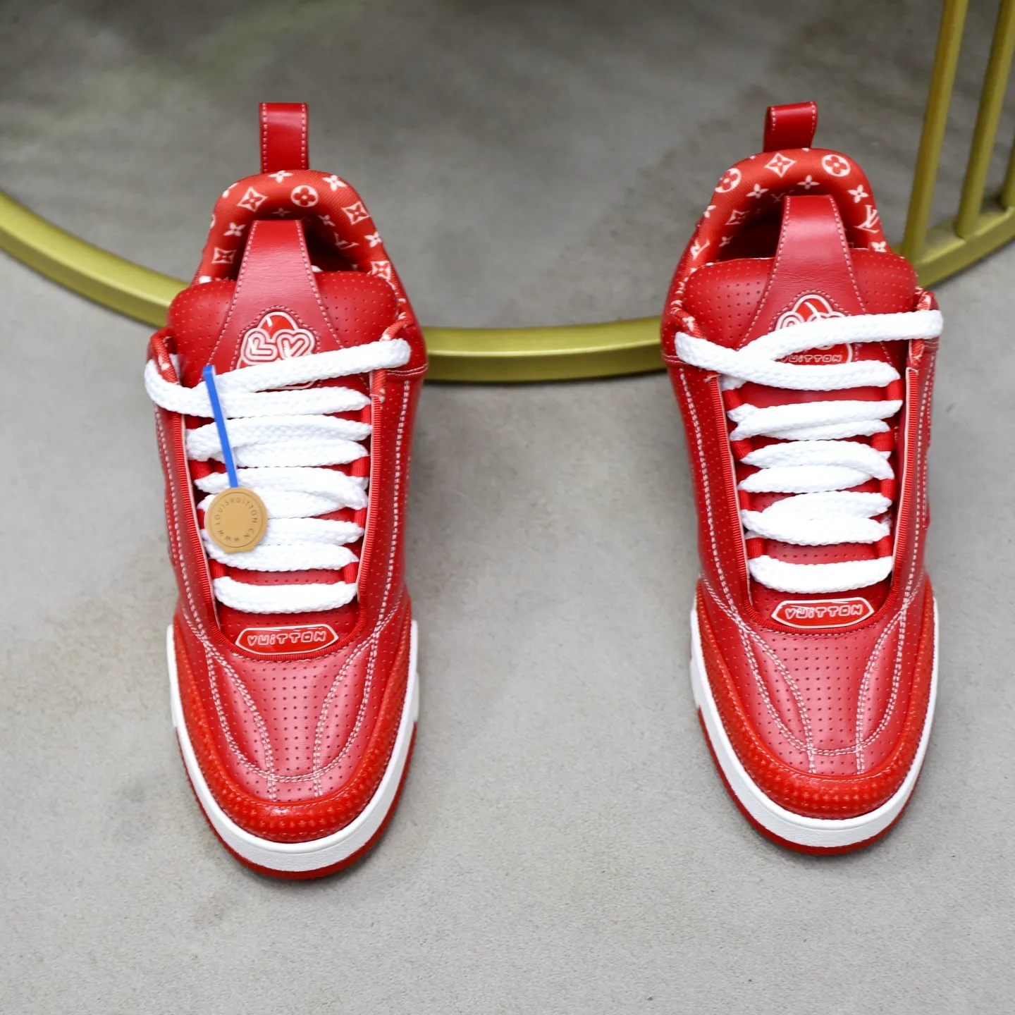 Ex-factory price: 860💰LV Couple👫Louis Vuitton TRAINER sneakers classic Louis Vuitton men's artistic director Virgil Abloh picked inspiration to create this LV Trainer sneaker. Yingze crystal inlays present a colorful effect. VS can be matched with two gorgeous effect colors. The LV letter logo badge on the tongue is gorgeous and noble. The LV letter is decorated on the side. The outsole is decorated with a Monogram flower pattern. It shows the trend of elegance and nobility! Men's and women's models: 35-46
